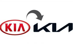 Logo-evolutie van Kia Motors, die de overgang toont van het oude Kia-logo in een rood ovaal naar het nieuwe vereenvoudigde zwarte tekstontwerp.