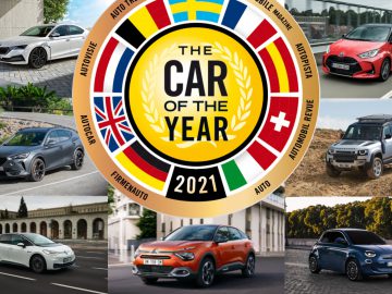 Collage van zes auto's met centraal het embleem "Auto van het Jaar 2021" met daarop diverse nationale vlaggen.