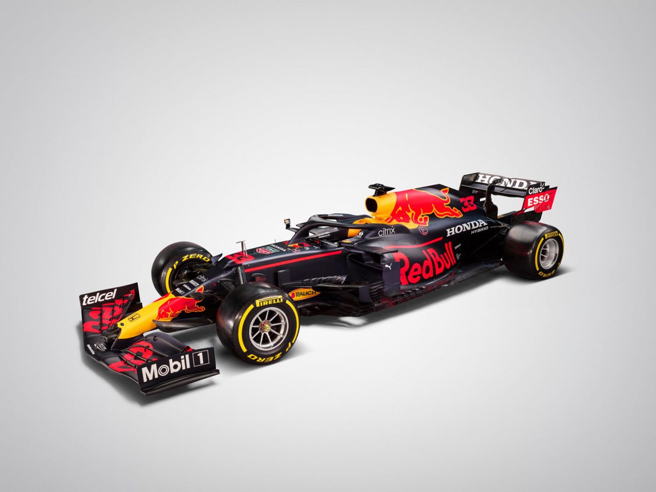 Een Red Bull RB16B Formule 1-auto met een Honda-motor. De auto is voorzien van prominente sponsorlogo's en een zwart-rode kleurstelling.