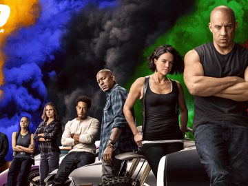 Een groep mensen staat voor kleurrijke rook en maakt reclame voor Fast & Furious 9: The Fast Saga, uitgebracht op 28 mei 2021.