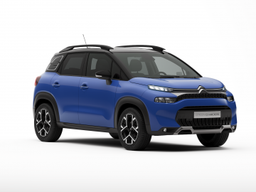 Blauwe Citroën C3 Aircross, een compacte crossover-SUV, weergegeven vanuit een hoek van de voorkant op een witte achtergrond. De Citroën C3 Aircross is voorzien van zwarte accenten, dakrails en opvallende tweekleurige wielen.