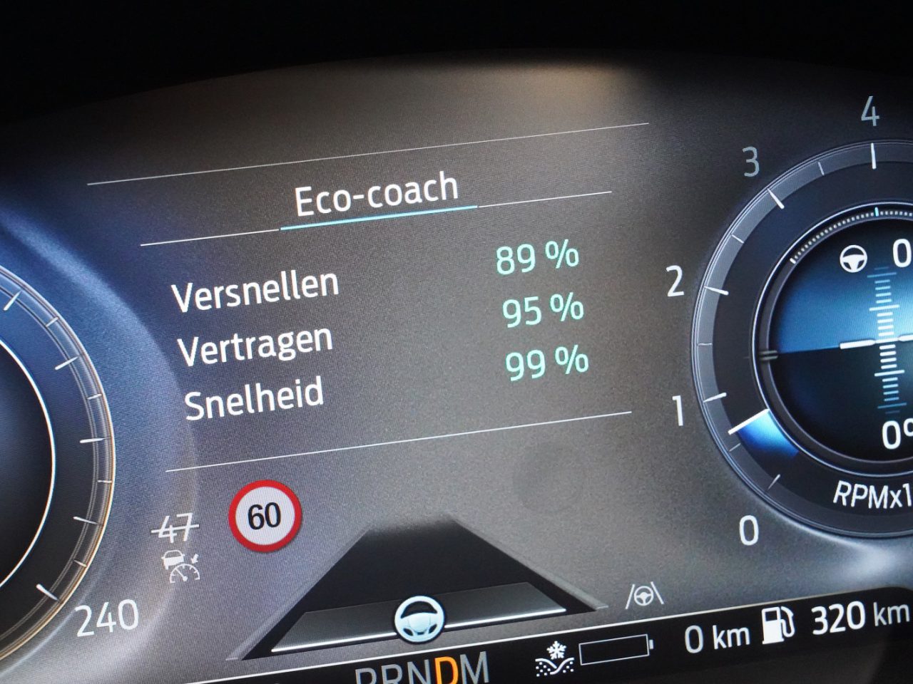 Het autodashboard toont een eco-coach-functie met efficiëntiestatistieken: Versnellen 89%, Vertragen 95%, Snelheid 99%. Andere meters zijn onder meer een snelheidsmeter, kilometerteller op 320 km en toerentalmeter. Volg deze tips voor zuinig rijden om uw besparing te maximaliseren en efficiënter te rijden.