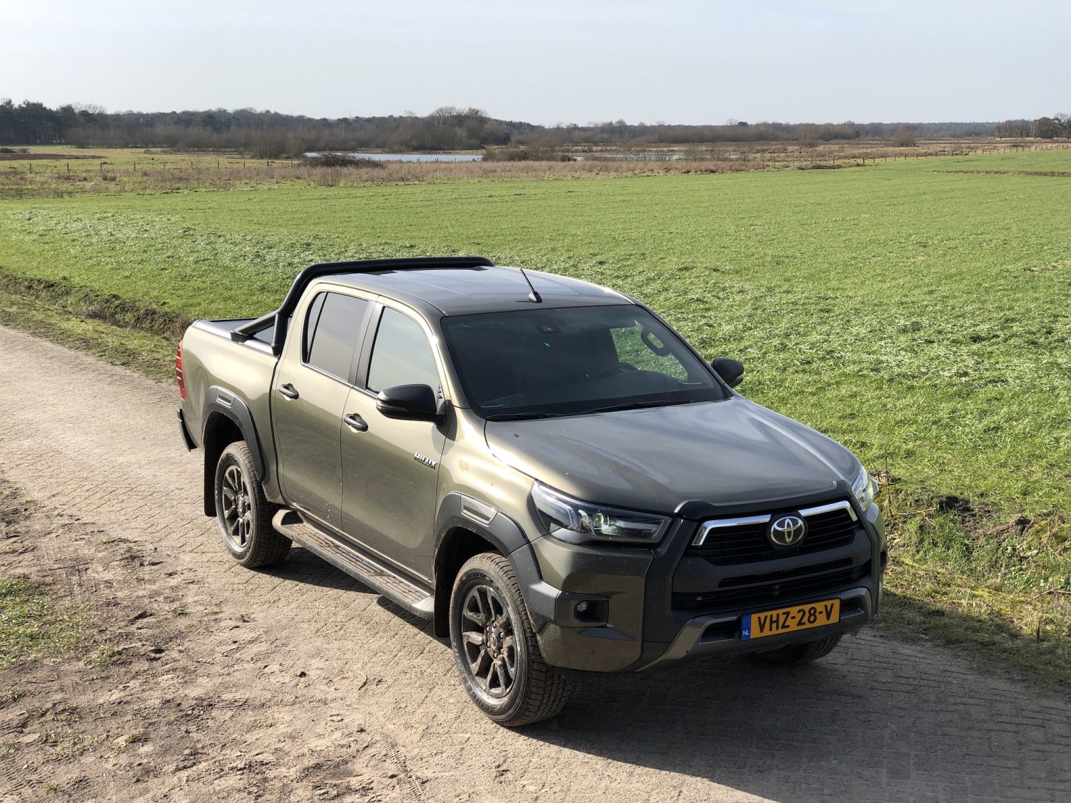 Autotest Toyota Hilux 2 8 D 4D 4WD Invincible 2021