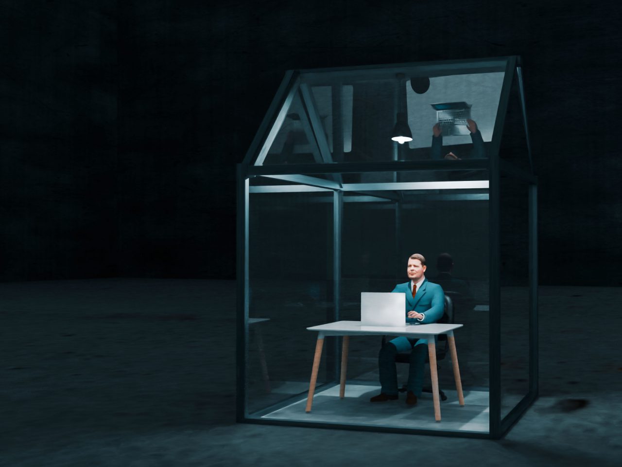 Een persoon zit alleen aan een bureau met een laptop in een kleine kas, omgeven door een donkere, lege ruimte, terwijl op de achtergrond zorgen over datalek in autobedrijven opdoemen.