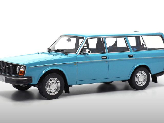 Een blauwe, vintage Volvo-stationwagen wordt in zijaanzicht getoond, wat het vierkante ontwerp en de klassieke kenmerken benadrukt; het is de perfecte inspiratie voor een zorgvuldig vervaardigd schaalmodel.