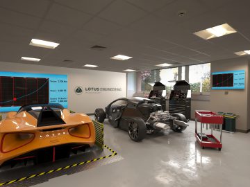 Een autowerkplaats met een gedemonteerd voertuig en een Lotus Engineering-auto op een testplatform. Diagnoseschermen, werkbanken en gereedschappen zijn zichtbaar in de met Lotus verbeterde werkplaats.