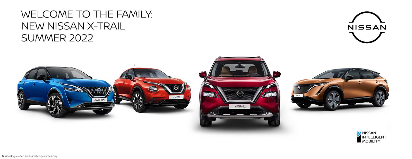 Er worden vier Nissan-auto's getoond met de tekst "Welcome to the Family: New Nissan X-Trail Summer 2022" en een Nissan-logo op de achtergrond. De auto's, waarin de nieuwe Nissan X-Trail prominent aanwezig is, staan in verschillende kleuren naast elkaar opgesteld.
