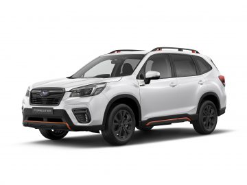 Een witte Subaru Forester SUV met zwarte accenten op een effen witte achtergrond. De Subaru heeft een modern design met dakrails en oranje accenten.