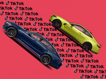 Twee auto's, een blauwe en een gele, zijn afgebeeld op een opwaartse helling tegen een rode achtergrond gevuld met verspreide TikTok-logo's.