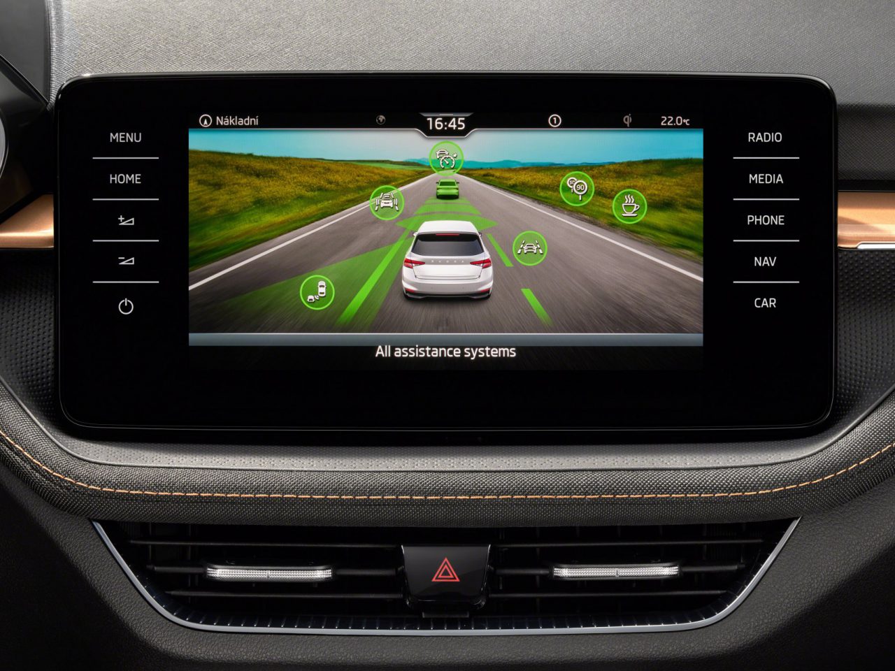 Dashboarddisplay waarop een Skoda Fabia te zien is die verschillende assistentiesystemen gebruikt, zoals rijstrookassistentie, adaptieve cruisecontrol en botsingsdetectie tijdens het rijden op de snelweg.