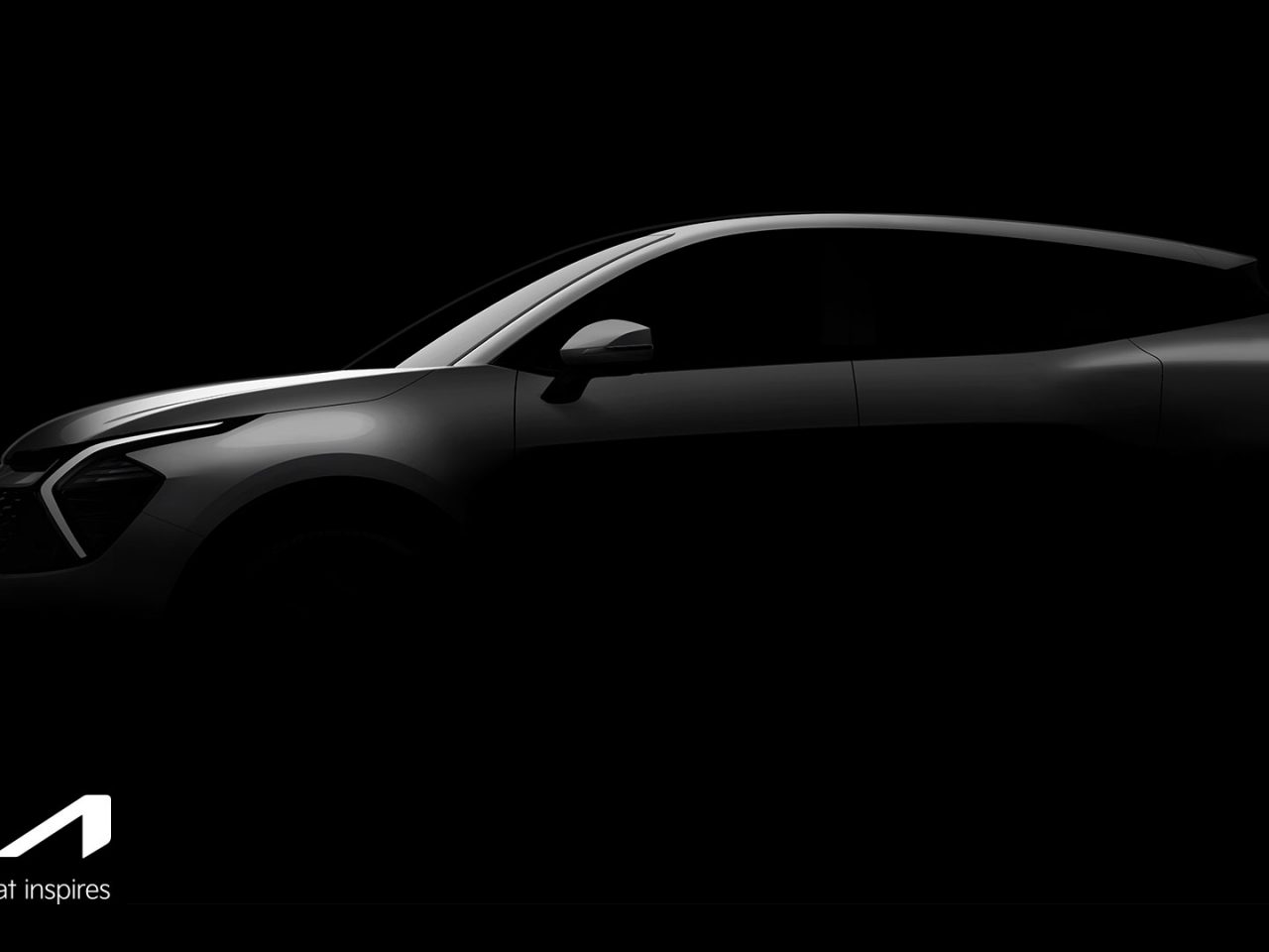 Silhouet van een auto in een donkere omgeving met het Kia Sportage-logo en de slogan "Movement that inspires" in de linkerbenedenhoek.