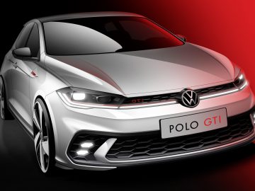 Een zilverkleurige Volkswagen Polo GTI met opvallende rode accenten is vanaf de bestuurderszijde voorin te zien tegen een opvallende kleurovergang van rood en zwart. Op het voorste kenteken staat "POLO GTI.