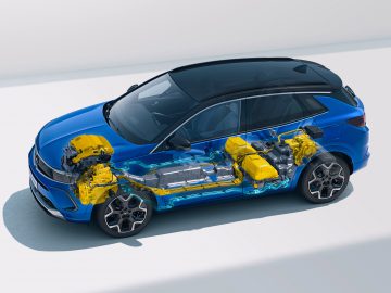 Er wordt een blauw elektrisch voertuig van Opel Grandland getoond met de interne componenten, inclusief de accu en de motor, geel en blauw gemarkeerd. De afbeelding biedt een semi-transparant beeld van de structuur van de auto.