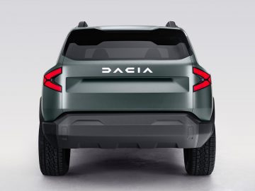 Achteraanzicht van een donkergroene Dacia SUV met rode achterlichten en het prominente Dacia-logo gecentreerd op de achterkant.