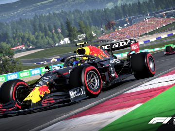 Twee Formule 1-auto's racen op een circuit met een bergachtige achtergrond. De voorste auto is voorzien van Red Bull- en Honda-logo's, die de spannende actie van F1 2021 weergeven. Het officiële videogame-logo is zichtbaar in de hoek.