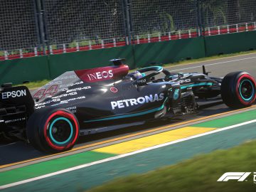 Een raceauto met het merk Petronas snelt over het circuit in de supersnelle videogame F1 2021.