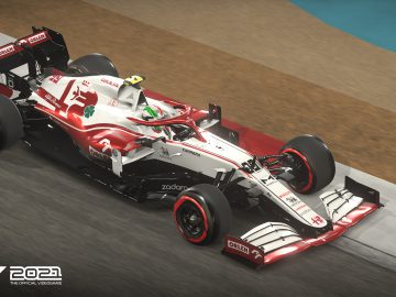 Een wit-rode Formule 1-raceauto, versierd met advertenties en het nummer "24", zoeft over de baan. Deze afbeelding, gefilmd in beweging, komt uit de officiële videogame F1 2021.