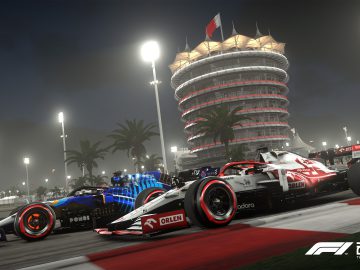 Twee raceauto's strijden op een helder verlichte baan in F1 2021: The Official Videogame, met een hoog, rond gebouw en palmbomen op de achtergrond.