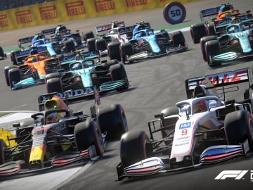Een groep Formule 1-auto's in een competitieve race op een circuit, waarbij verschillende auto's elkaar op snelle achtervolging volgen. Logo's en branding zijn zichtbaar op de auto's en baanbarrières en belichamen het spannende spektakel van F1 2021.