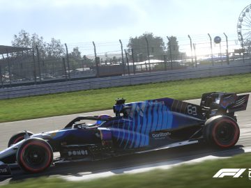 Een Formule 1-auto op een racecircuit versierd met logo's en het nummer 63 uit de game F1 2021. Op de achtergrond is er een reuzenrad en toeschouwers, die de opwinding van de racedag vastleggen.