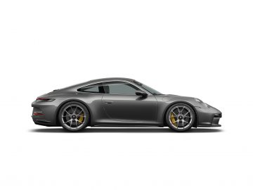 Zijaanzicht van een strakke, moderne grijze Porsche 911 GT3 Touring-sportwagen met een gestroomlijnd ontwerp en gele remklauwen.