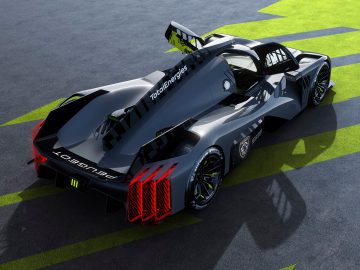 Een krachtige, gestroomlijnde Peugeot 9X8-raceauto met een futuristisch ontwerp en een opvallende achtervleugel, gepositioneerd op een grijs oppervlak met groene geometrische patronen.