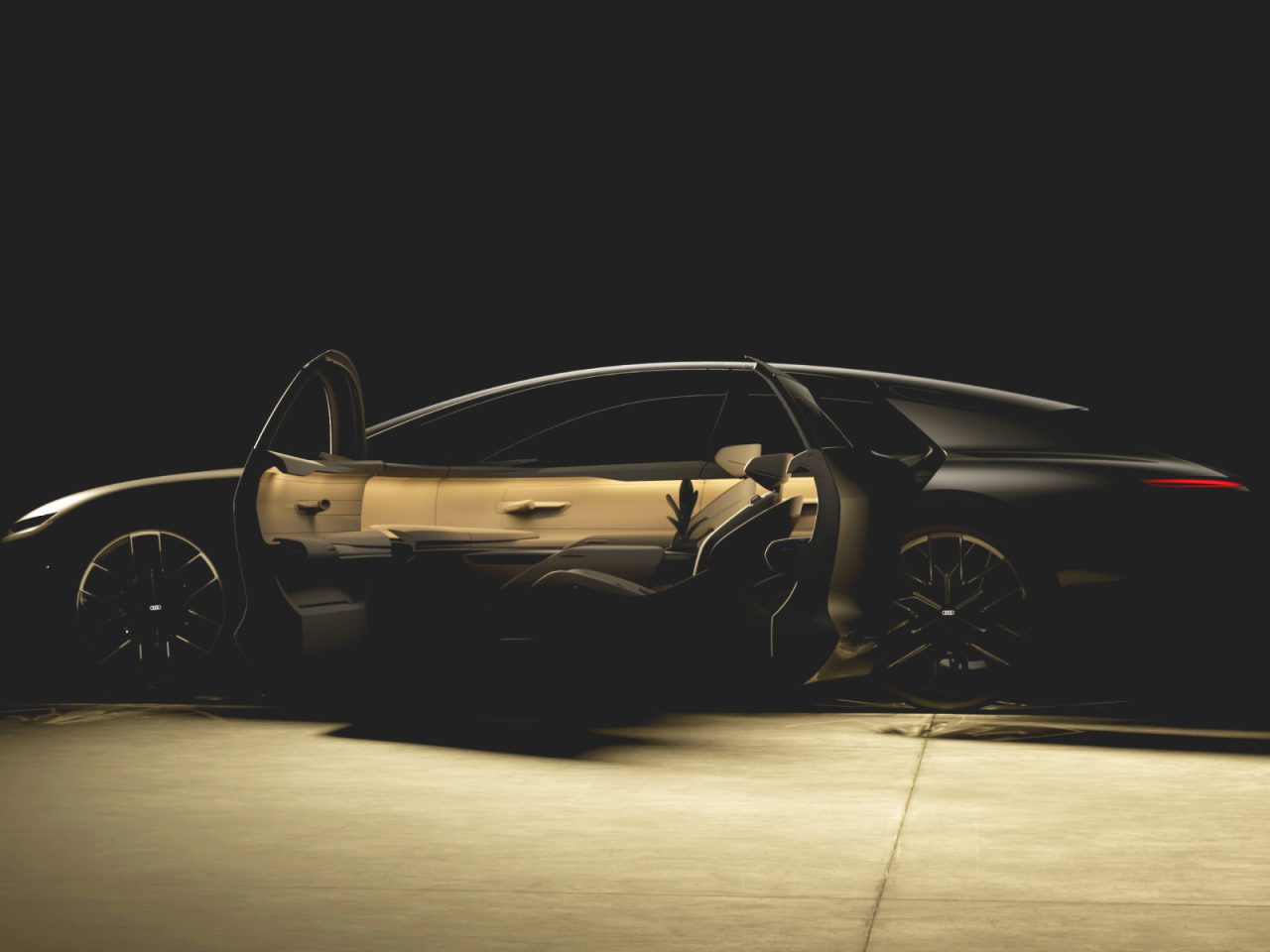 Een slanke, donkergekleurde Audi met zowel de voor- als de achterdeur aan de bestuurderszijde open, waardoor een modern beige interieur zichtbaar wordt, wordt verlicht in een slecht verlichte omgeving, die de essentie van de toekomst belichaamt.