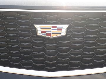 De grill van de Cadillac XT4.