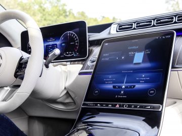 Mercedes-Benz S 580 e (Kraftstoffverbrauch kombiniert (NEFZ): 1,5-1,1 l/100 km, CO2-Emissionen kombiniert: 33-26 g/km); Exterieur: Onyxschwarz, AMG Line; Interieur: Leder Exklusiv macciatobeige/magmagrau;Kraftstoffverbrauch kombiniert (NEFZ): 1,5-1,1 l/100 km, CO2-Emissionen kombiniert: 33-26 g/km*
Mercedes-Benz S 580 e (combined fuel comsumption (NEDC): 1.5-1.1 l/100 km, combined CO2 emissions: 33-26 g/km); exterior: onyx black, AMG Line; interior: leather exclusive macchiato beige/magma grey;Combined fuel comsumption (NEDC): 1.5-1.1 l/100 km, combined CO2 emissions: 33-26 g/km*