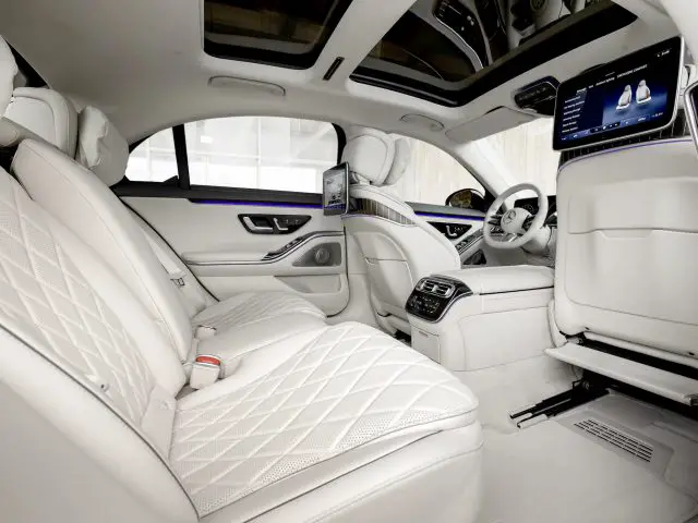 Mercedes-Benz S 580 e (Kraftstoffverbrauch kombiniert (NEFZ): 1,5-1,1 l/100 km, CO2-Emissionen kombiniert: 33-26 g/km); Exterieur: Onyxschwarz, AMG Line; Interieur: Leder Exklusiv macciatobeige/magmagrau;Kraftstoffverbrauch kombiniert (NEFZ): 1,5-1,1 l/100 km, CO2-Emissionen kombiniert: 33-26 g/km*
Mercedes-Benz S 580 e (combined fuel comsumption (NEDC): 1.5-1.1 l/100 km, combined CO2 emissions: 33-26 g/km); exterior: onyx black, AMG Line; interior: leather exclusive macchiato beige/magma grey;Combined fuel comsumption (NEDC): 1.5-1.1 l/100 km, combined CO2 emissions: 33-26 g/km*