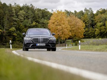 Mercedes-Benz S 580 e (Kraftstoffverbrauch kombiniert (NEFZ): 1,5-1,1 l/100 km, CO2-Emissionen kombiniert: 33-26 g/km); Exterieur: Onyxschwarz, AMG Line; Interieur: Leder Exklusiv macciatobeige/magmagrau;Kraftstoffverbrauch kombiniert (NEFZ): 1,5-1,1 l/100 km, CO2-Emissionen kombiniert: 33-26 g/km*
Mercedes-Benz S 580 e (combined fuel comsumption (NEDC): 1.5-1.1 l/100 km, combined CO2 emissions: 33-26 g/km); exterior: onyx black, AMG Line; interior: leather exclusive macchiato beige/magma grey;Combined fuel comsumption (NEDC): 1.5-1.1 l/100 km, combined CO2 emissions: 33-26 g/km*