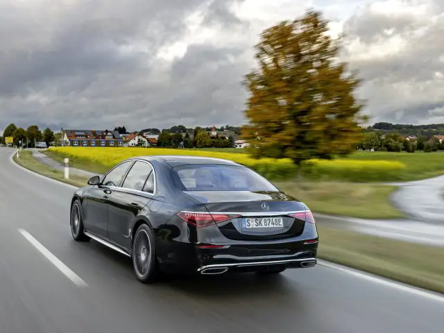 Mercedes-Benz S 580 e (Kraftstoffverbrauch kombiniert (NEFZ): 1,5-1,1 l/100 km, CO2-Emissionen kombiniert: 33-26 g/km); Exterieur: Onyxschwarz, AMG Line; Interieur: Leder Exklusiv macciatobeige/magmagrau;Kraftstoffverbrauch kombiniert (NEFZ): 1,5-1,1 l/100 km, CO2-Emissionen kombiniert: 33-26 g/km*
Mercedes-Benz S 580 e (combined fuel comsumption (NEDC): 1.5-1.1 l/100 km, combined CO2 emissions: 33-26 g/km); exterior: onyx black, AMG Line; interior: leather exclusive macchiato beige/magma grey;Combined fuel comsumption (NEDC): 1.5-1.1 l/100 km, combined CO2 emissions: 33-26 g/km*