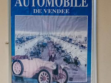 Affiche voor "Musée Automobile de Vendée" in Talmont St Hilaire, met een oldtimer en een binnenaanzicht van het museum met meerdere klassieke auto's tentoongesteld.