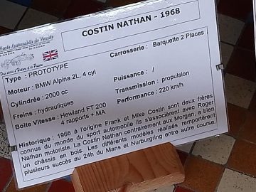 Informatiebord met details over de Costin Nathan-prototypeauto uit 1968, inclusief specificaties zoals type, motor, vermogen en snelheid, met historische context over de oorsprong en ontwerpers. Te zien in het Musée Automobile de Vendée.