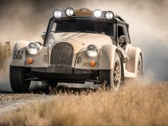 Een Morgan Plus Four CX-T in vintage-stijl, met het kenteken
