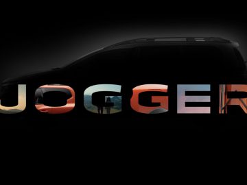 Een silhouet van een SUV met de woorden "Dacia Jogger" in vetgedrukte letters, met verschillende buitenscènes in de letters tegen een zwarte achtergrond.