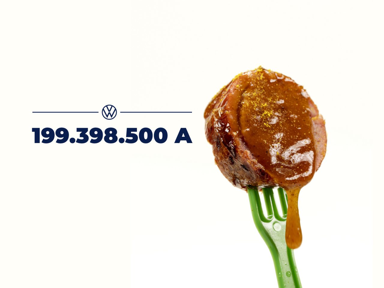 Een groene vork houdt iets vast dat lijkt op voedsel bedekt met bruine saus, mogelijk een Volkswagen-curryworst. Naast het voedingsmiddel zijn de tekst "199.398.500 A" en een Volkswagen-logo geplaatst.