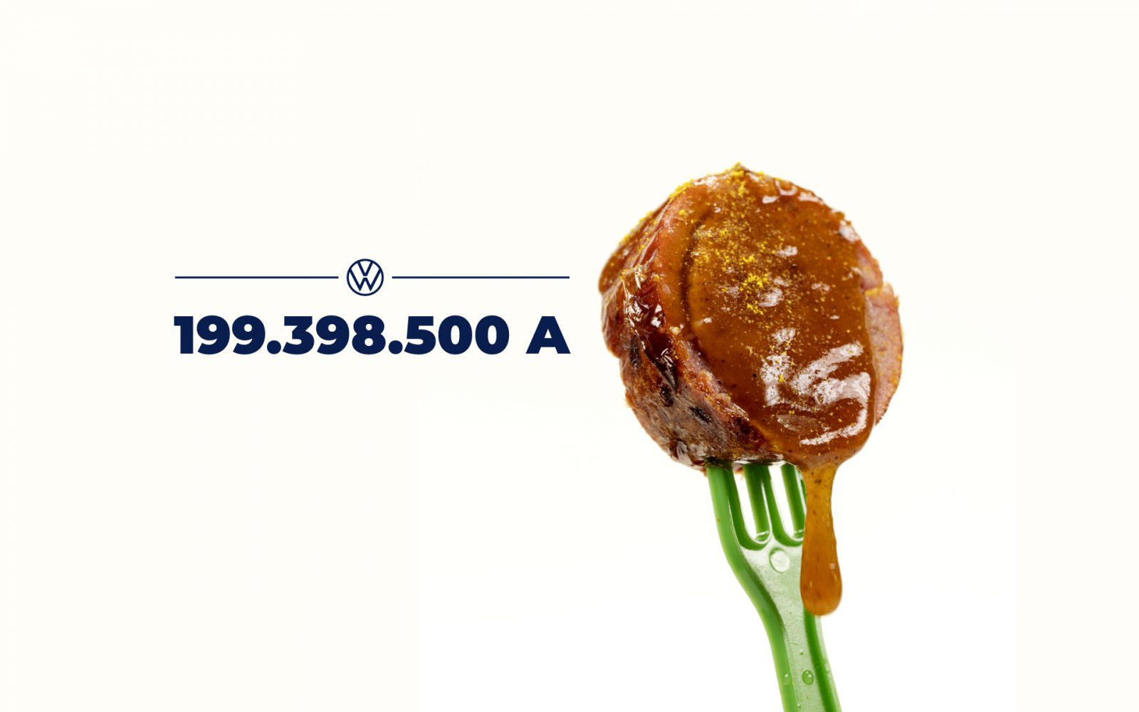 Een groene vork houdt iets vast dat lijkt op voedsel bedekt met bruine saus, mogelijk een Volkswagen-curryworst. Naast het voedingsmiddel zijn de tekst "199.398.500 A" en een Volkswagen-logo geplaatst.