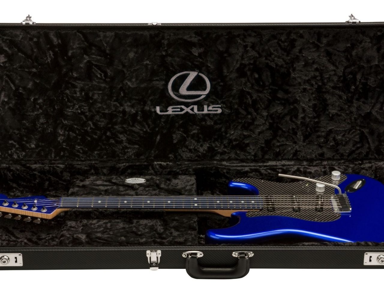 Elektrische Lexus-gitaar met een strakke blauwe body, genesteld in een luxe zwarte, met bont gevoerde harde koffer, versierd met het iconische LEXUS-logo aan de binnenkant van de cover.
