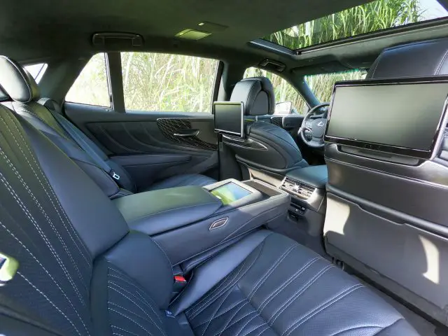 Het interieur van een Lexus LS straalt weelde uit met zijn zwartleren stoelen, individuele entertainmentschermen aan de achterkant van de voorstoelen en een middenconsole versierd met intuïtieve bedieningspanelen.