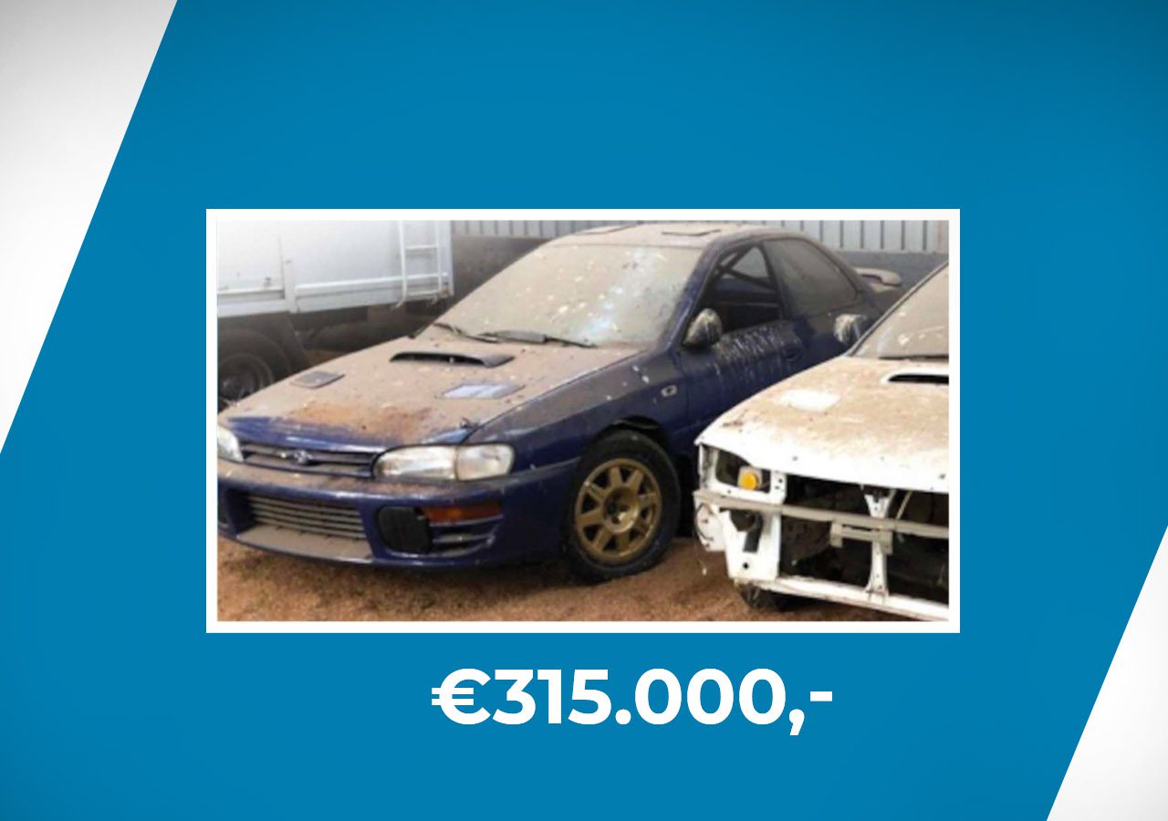 Een afbeelding van een stoffige blauwe Subaru Impreza geparkeerd naast een gedeeltelijk gedemonteerde witte auto, tentoongesteld met een prijs van € 315.000.