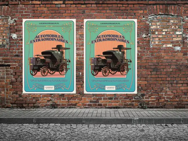 Twee identieke posters van een vintage auto-advertentie, getiteld 'Automobiles Extraordinaires', hangen op een rode bakstenen muur boven een schilderachtig geplaveid trottoir.