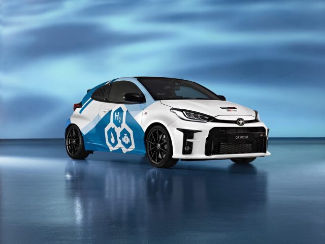 Een wit-blauwe Toyota Yaris hatchback met