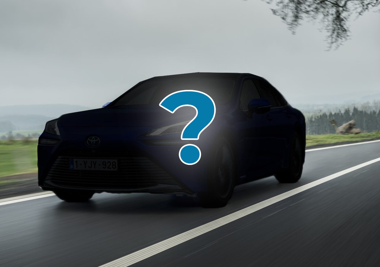 Afbeelding van een auto die over een lege weg rijdt, met een groot vraagteken op de voorkant. De achtergrond is voorzien van een bewolkte lucht en bomen, perfect voor een automatische beoordeling waarbij je je afvraagt of dit voertuig de juiste keuze is voor je volgende avontuur.