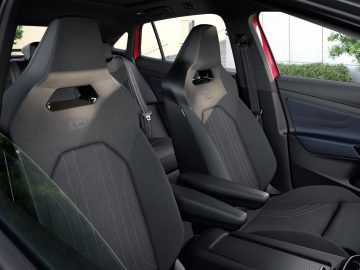 Interieur van een Volkswagen ID.5 met zwarte stoffen stoelen, modern design en zicht op de achterbank. Ook de deurpanelen zijn zwart met een strakke, strakke uitstraling.