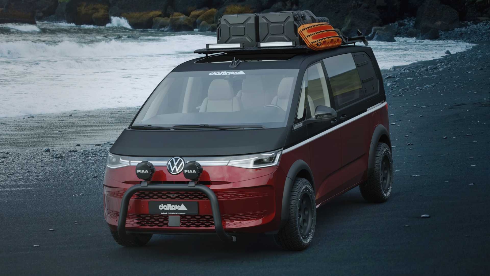 Rode Volkswagen Multivan uitgerust met off-road accessoires en bagage op het dak, geparkeerd op een rotsachtig strand met de oceaan op de achtergrond.