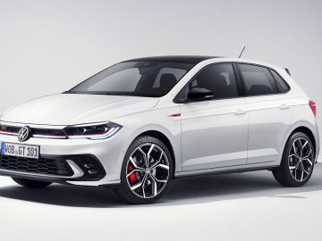 Witte Volkswagen Polo GTI hatchback-auto met zwart dak en sportief design, geparkeerd in een lichte studioomgeving. De auto is voorzien van een Europees kenteken met de tekst "WOB-GT 101".