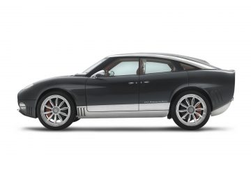 Zijaanzicht van een donkergrijze Spyker-sportwagen met zilveren accenten, strak ontwerp, grote lichtmetalen velgen en een onopvallende carrosserie.