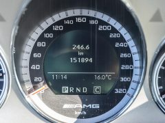 Een autodashboard met een snelheidsmeter die doet denken aan een Michael Schumacher-race, met een kilometerteller van 151.894 kilometer en een temperatuurweergave van 16,0°C. Het is 11:14 uur en de versnellingsindicator staat op 'P' voor parkeren.