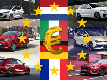 Collage van zes auto's rondom het euroteken en de vlaggen van Italië en de Europese Unie: twee witte auto's bovenaan, twee rode auto's in het midden en twee sportieve, mogelijk dure, auto's onderaan.